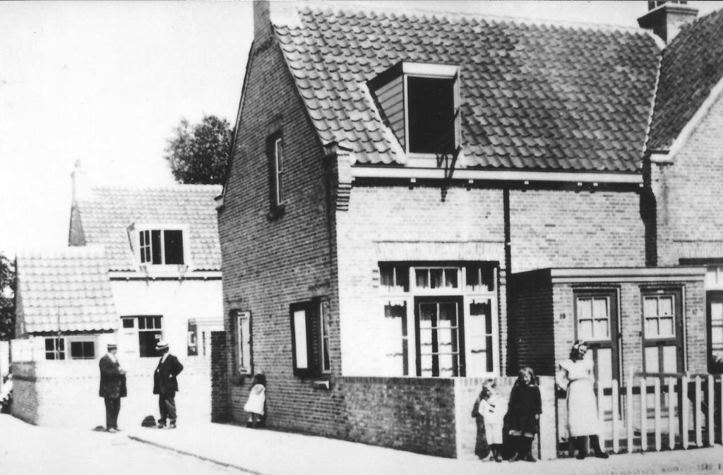 Op de hoek Franklinstraat en de De Lessepsstraat volgt men het werk van de fotograaf.