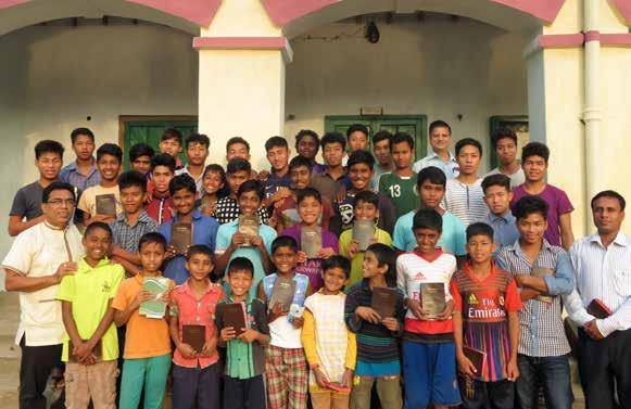 PROJECT BANGLADESH Geef voor Bangladesh Met uw steun willen we 5000 tieners in Bangladesh een eigen bijbel geven. Voor veel van hen is dit hun allereerste eigen bijbel. Helpt u mee met een bijdrage?