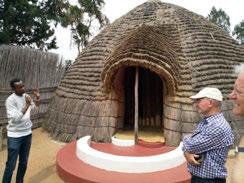We bezoeken de mwamipaleizen in Nyanza en leren er over het leven van de mwamikoningen in hun traditionele hutten en over het koningschap Eindelijk mogen we de kleren uitdelen die we verzameld,