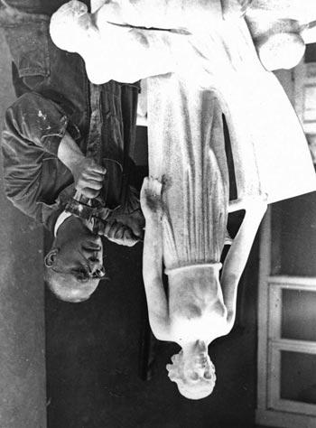 De Koeketromp bij de Nederlandse schilder Jacob Bendien en leerde van Ossip Zadkine beeldhouwen en taille directe. Eind 1912 werkte Hildo in de meubelfabriek van W. Gieben in Amsterdam.