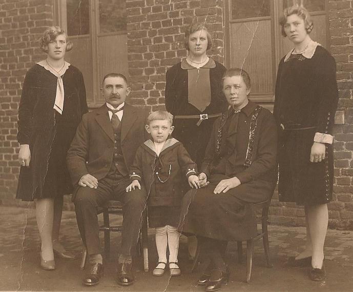 Het echtpaar had drie dochters en één zoon: Ivona Marie (Woubrechtegem, 1908- Merelbeke, 1984), Victorina Juliette (Woubrechtegem, 1910-Anderlecht, 1965), Serafine Elza (Woubrechtegem,