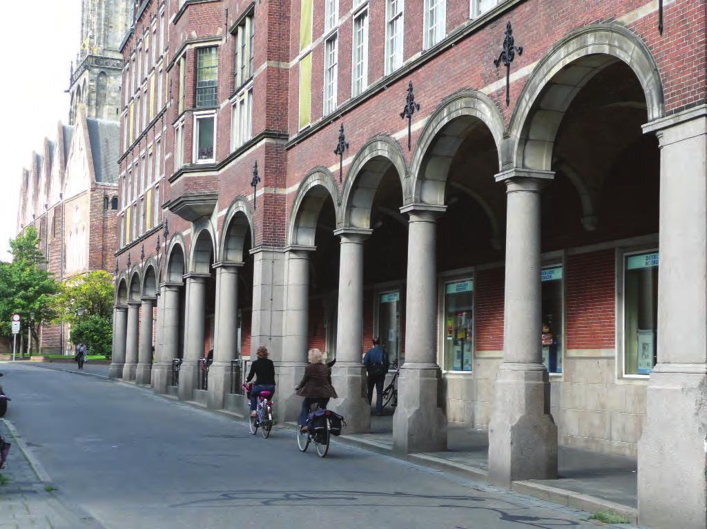 Afb. 10. De galerij aan de Sint Jansstraat ontworpen door architect J.A.W. Vrijman. Foto: Taco Tel, collectie Dienst RO/EZ. de complex De Faun.