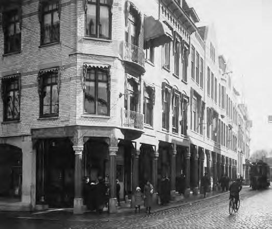 tijd was een bakkerij op de hoek van de Brugstraat en de Hoge der A gevestigd. Omstreeks 1806 woonde hier bakker Jan Aken (of Haken), daarna bakker Faber.