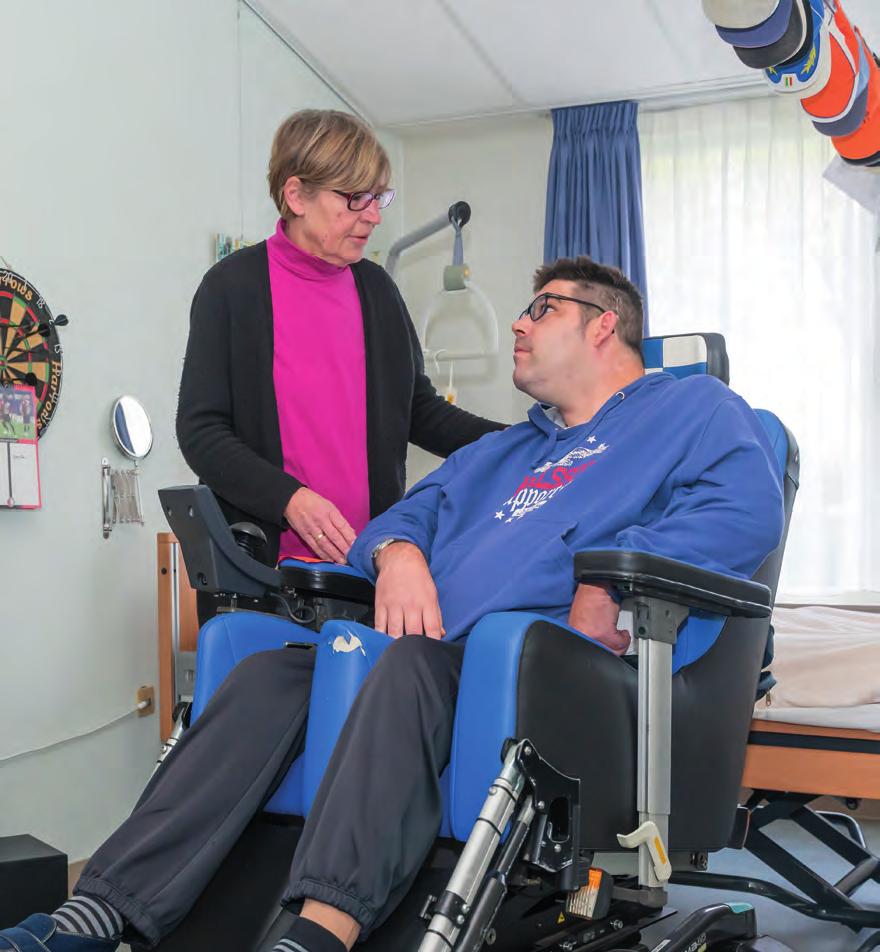 Brenda heeft een zoon met niet-aangeboren-hersenletsel Vanaf het allereerste moment had ik een goed gevoel Erik woont nu 15 jaar bij Cornelia Vliedberg en het gaat gewoon lekker.