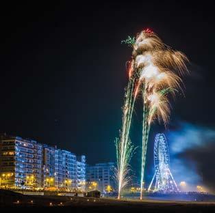 Asseyez-vous. Il y a peut-être des feux d artifice. En tout cas, le soleil fusionne avec notre côte. SPAZIERENGEHEN Das Getümmel entlang der Uferpromenade.