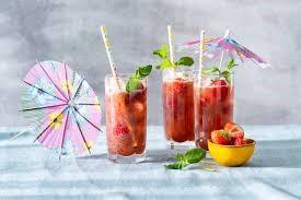 AARDBEI-FRAMBOOS MOCKTAIL Nu het bijna zomervakantie is en het weer lekker warm wordt, kun je wel een verkoelend drankje gebruiken. Dan kun je deze mocktail maken! Dit recept is voor 2 personen.