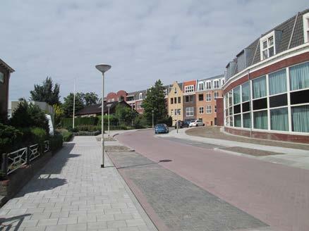 De zuidelijke begrenzing wordt gevormd door de Onderstal die in verbinding staat met de Raadhuisstraat.