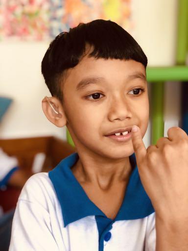 Indien wij als stichting het gebruik van gebarentaal kunnen bevorderen, zowel binnen de thuissituatie als in het algemeen, zullen kinderen met een hoor-beperking steeds minder uit de toon vallen en
