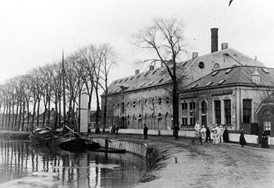Stoommeelfabriek Fulton van K. Reinders te Martenshoek (Gr.) Koert Reinders staat in 1868 en 1873 vermeld als oliemolenaar te Martenshoek.