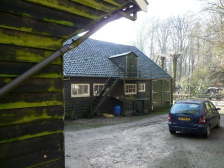 bijgebouwen (hout, gebakken pannen, golfplaat).