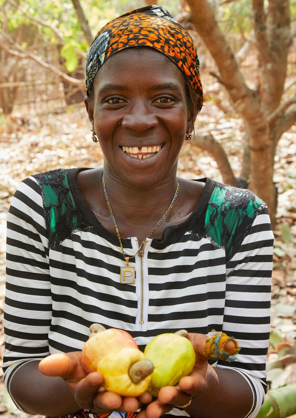 ACHTER DE FOTO Foto: Jaco Klamer, Sierra Leone, 2020 Fatmata Dit is Fatmata, getrouwd met Unisa en moeder van drie kinderen. Sinds negen jaar verbouwt ze cashews, naast enkele andere gewassen.