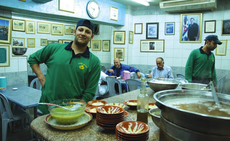 Kijkje in de keuken van Hashem Foto s: Patricia Jacob De smaak van Jordanië Noten, honing, kikkererwten en yoghurt lopen als een rode draad door het Jordaanse menu.