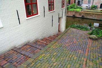 Solwerderstraat,. Foto David Woltinge. Enkele voormalige pakhuizen aan het Damsterdiep hebben hangende keukens boven het water. Die zijn een stuk jonger dan de panden zelf.