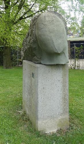 Het beeld staat in het plantsoen van de Van Kempensingel vlak bij de Parijse brug. Joop Wouters is een goede bekende van Jan en hij heeft hem in zijn huis Frankrijk nog wel eens op bezocht.