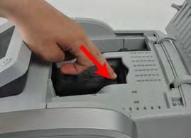6. Plaats de nieuwe inktcartridge en duw deze naar voren tot u een klik hoort. 7. Sluit de klep.