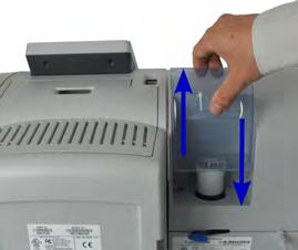 10.2 Kleefsysteem vullen en wijzigen De vloeistoffles vullen De automatische toevoer gebruikt water voor het kleven van enveloppen.