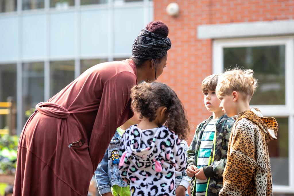 Praktische zaken Absentie/te laat komen Indien uw kind om welke reden dan ook de school moet verzuimen of niet tijdig op school kan zijn, kunt u dit melden tussen 07:30 en 08.