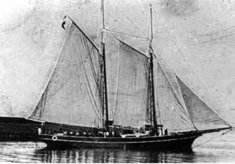 foto recht: Barkas B2 Spiegelsloep. Nog steeds in gebruik bij de Koninklijke Marine; oorspronkelijk voor het uitbrengen van ankers en trossen en voor bevoorrading van het schip.