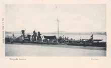 foto rechts: Twee torpedoboten, de voorste vermoedelijk Hr. Ms. Empong, naast elkaar aan de kade van het Nieuwe Diep te Den Helder (ca. 1900). (Maritiem Digitaal.