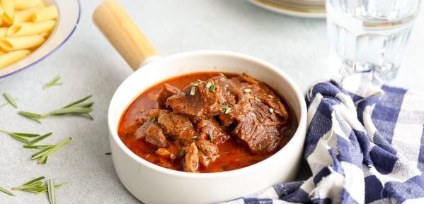 vlees in stukken van 3 bij 3 cm. Bestrooi met peper en zout en bestuif met bloem. Verhit olie in grote braadpan en braad rondom bruin. Voeg puree toe en laat even meebakken.