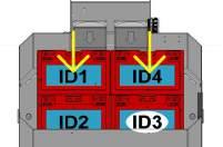 B) Procedure voor het verwijderen van de accu s 1. Na het loskoppelen van de accuonderbreker en het verwijderen van de elektronicadrager, koppelt u de accustekkers los. 2.