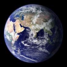 Onze aarde is UNIEK in het universum KOSMISCHE STRALING Onze aarde heeft een dampkring De wereldbol is net groot genoeg: daardoor blijft die dampkring!