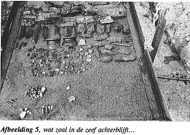 Helaas bleek het vaste hoogtemerk aan de oostzijde van de voorgevel als gevolg van vroegere bouwaktiviteiten verdwenen te zijn. Er is verder géén merkteken (bout) meer aanwezig. Wél wist dhr.