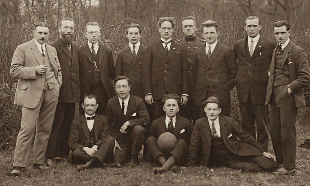 De eerste drievakken op het veld in 1922, en de eerste promotie van Microkorfbal op 28 april 1953 in de Antwerpse Handelsbeurs waarvan de inkom van 20 Belgische frank integraal naar de slachtoffers