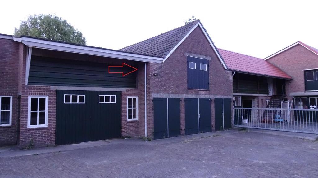 Er is op de locatie van de rode pijl, zie foto onder, een opening aanwezig die leidt naar of spouw of de ruimte tussen asbestplaten en de dakbedekking.