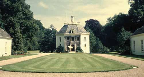 Paulus Wilhelmus Bosch, die in Utrecht rechten had gestudeerd en in de handel rijk was geworden, kocht in 1807 het huis Drakestein in de gemeente Baarn en noemde zich later Bosch van Drakestein.