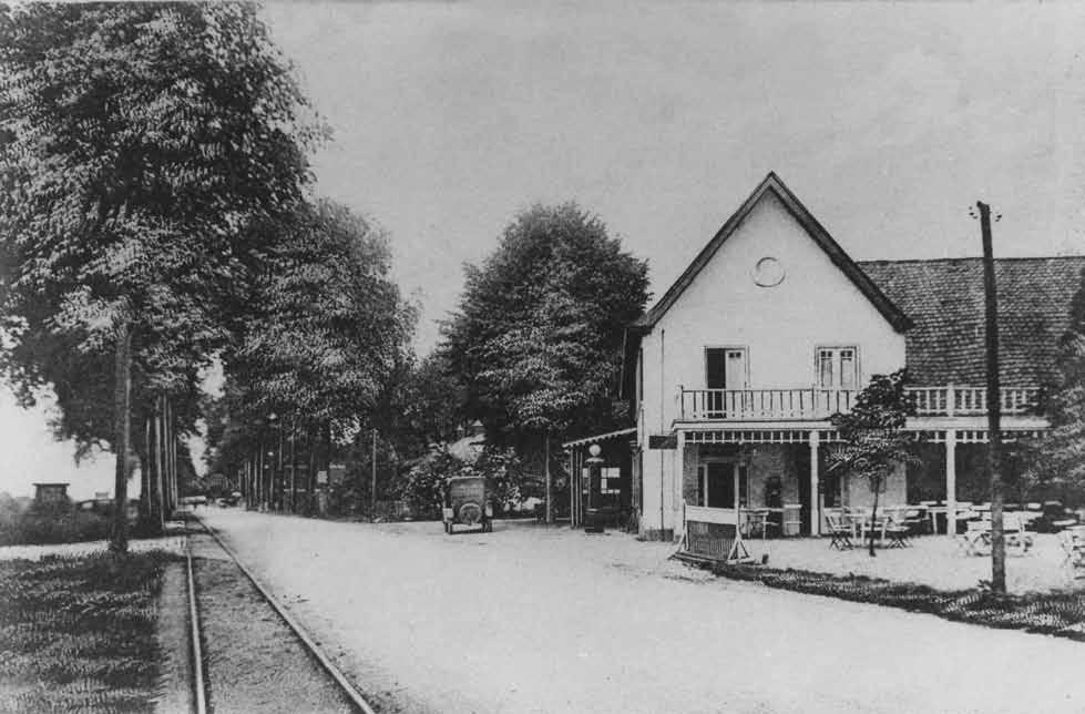 Het duurde echter nog tot eind jaren twintig voordat de eerste benzinestations in Nederland verschenen. Tot die tijd werd er gebruik gemaakt van de straatpomp.