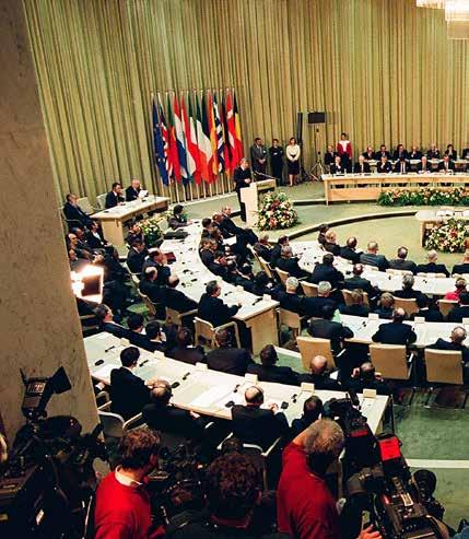2.1 VERDRAG VAN MAASTRICHT Op 7 februari 2017 was het 25 jaar geleden dat in het Gouvernement aan de Maas het Verdrag van Maastricht werd ondertekend door de (toen nog twaalf) lidstaten van de