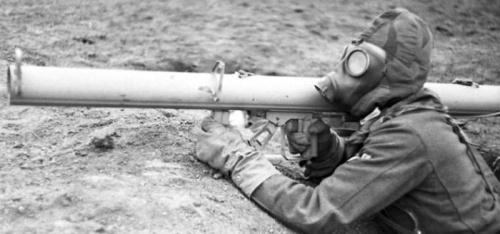 Ook al was er gedurende de Tweede Wereldoorlog geen expliciete dreiging voor de inzet van gifgassen; vrijwel alle strijdende partijen hebben de hele oorlog met gasmaskers rondgelopen.