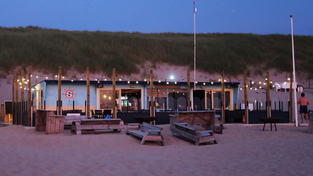 BOTEN EN WEDSTRIJDTERREIN Omdat de wedstrijden op het strand plaatsvinden worden de boten met een tractor naar het wedstrijdterrein gebracht.