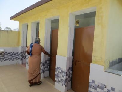 En verder gaat onze reis, naar Prattapur. Hier hebben we toiletten gebouwd voor de nieuwe school in aanbouw.