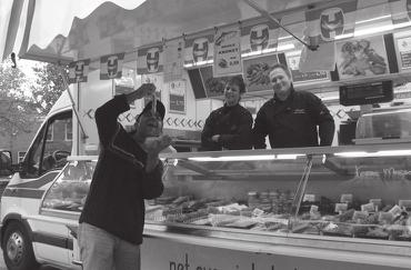 bleef het regenen, het was druilerig weer en er stond veel wind. De vergadering werd om 14.00 uur geopend door Marijke.