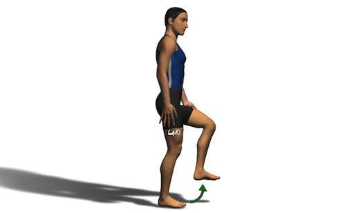 Oefening: Je brengt je been naar voren en naar achteren. Dit gebeurt binnen de pijngrens. Bij deze oefening blijft het been gestrekt en raakt de voet de grond niet.