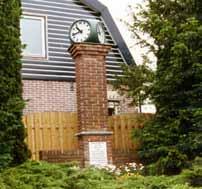 12. Van der Mijlew: de Beatrixklok De Beatrixklok is op deze plaats neergezet in 1938, om de geboorte van prinses Beatrix te vieren. De klok is voor Bakkum een belangrijk monument gebleven.