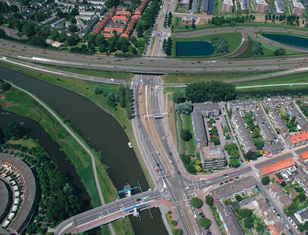 Impressie nieuwe aansluiting S113 (Sciencepark). De bypass, een nieuwe brug over het Amsterdam- Rijnkanaal tussen de spoorbrug en de bestaande brug in de A1.