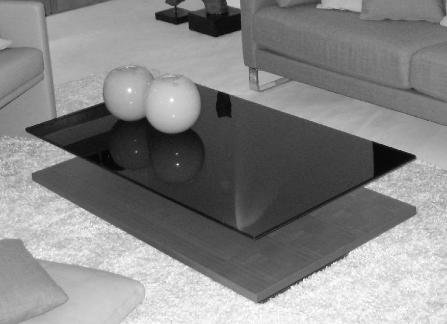 SALONTAFELS CT 110 De salontafel CT 110 staat op een vloerplaat van edelstaal en een houten sokkel. De zuil is van antracietkleurig gecoat metaal, terwijl het bovenste blad van gelakt glas.