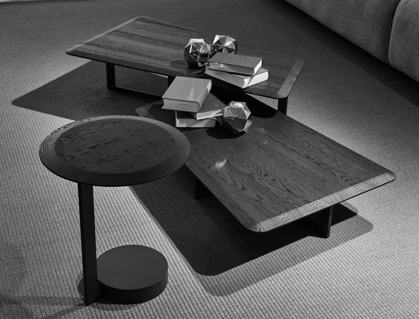CT 210 Zachte rondingen kenmerken het klassieke en toch extravagante design van de salontafel CT 210: het massieve tafelblad loopt taps toe naar de rand, er zijn geen harde hoeken, maar zachte