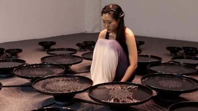 Kunstenaar Lisa Park draagt tijdens haar performance project Eunoia II deze headset om de data door te vertalen naar een geluidsgolf.