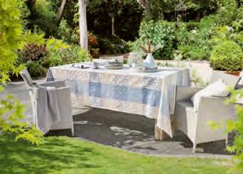 Ook ideaal voor de tafel op het terras: het is veel fijner en chiquer dan de gangbare en afwasbare kunststof tafelkleden. Hoogwaardig verwerkt en zorgvuldig omzoomd.