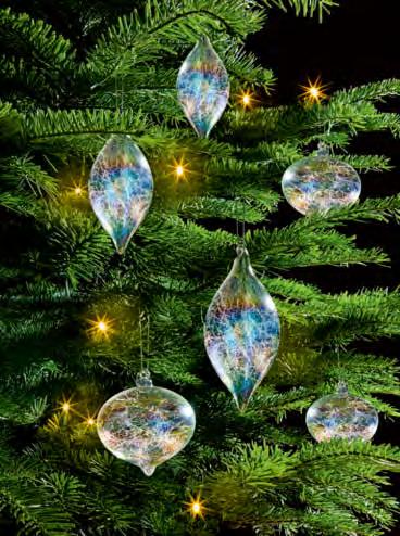 Iriserende glazen kerstboomversiering, 6-dlg. set 19,95 Aantrekkelijk lichtspel: de kerstboomversiering gevuld met glasdraden en een glans in regenboogkleuren. Als set in twee modellen.
