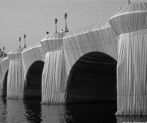 is. Ze pakten bijvoorbeeld Pont Neuf (1985) in, een paar eilanden in de Biscayne Bay in Florida en de Rijksdag in Berlijn.
