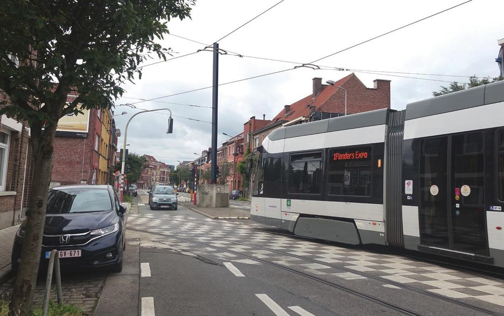 Gent Ferrerlaan tramdoorsteek: noodremming auto wegens te laat zien van linksafslaande tram, niet afgedekt door roodfase. perende overweglichten.