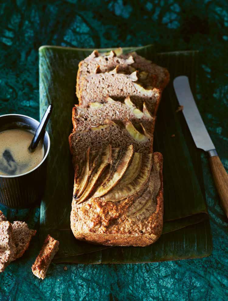 WEEK 1 BANANENBROOD MET HAVERMOUT EN PECANNOTEN Overrijpe, bijna bruine bananen worden vaak weggegooid. Dat is jammer, want ze zijn bij uitstek geschikt om te gebruiken in smoothies en baksels.