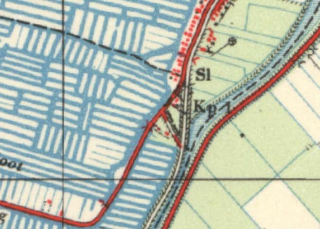 Broek op Langedijk is van oudsher op de dijk ontstaan, eerst aan de oostzijde, vervolgens aan de westzijde en langs de parallel aan de dijk lopende Voorburggracht.