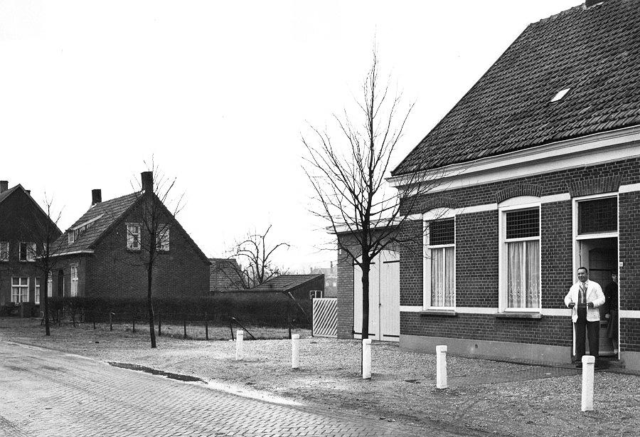 Begin jaren 50. Cees van der Heijden in de deuropening van zijn slagerij.