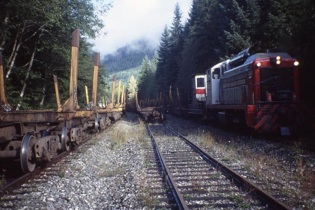 In september 2004 stond ik langs deze spoorlijn te fotograferen, toen een machinist aan me vroeg of ik zin had om een dag mee te